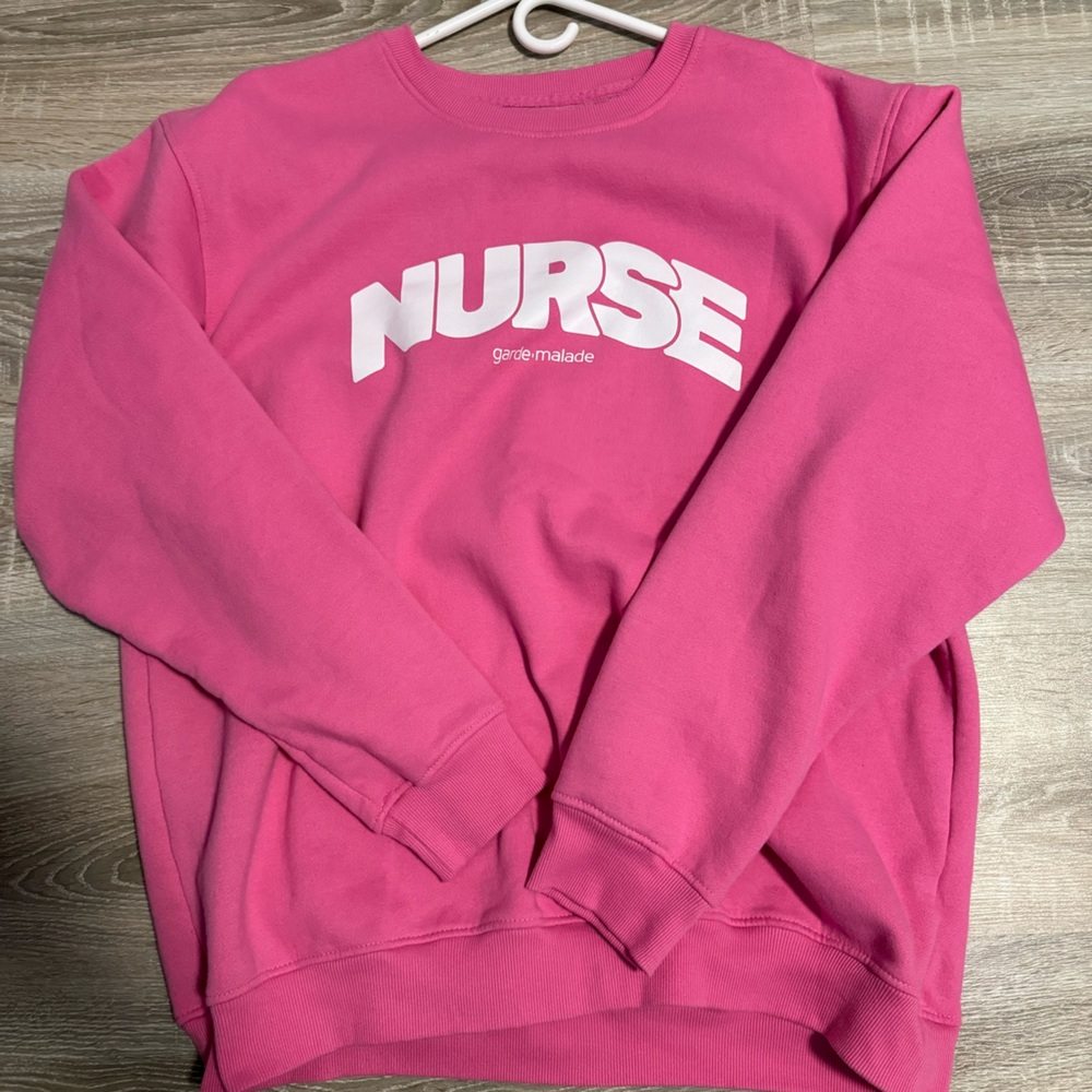 Garde-Malade “NURSE”  Pink Crewneck Sweatshirt with White Graphic